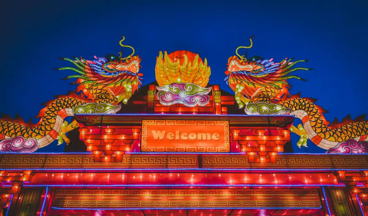 广告制作中喷绘写真与标识标牌的材料选型对比分析