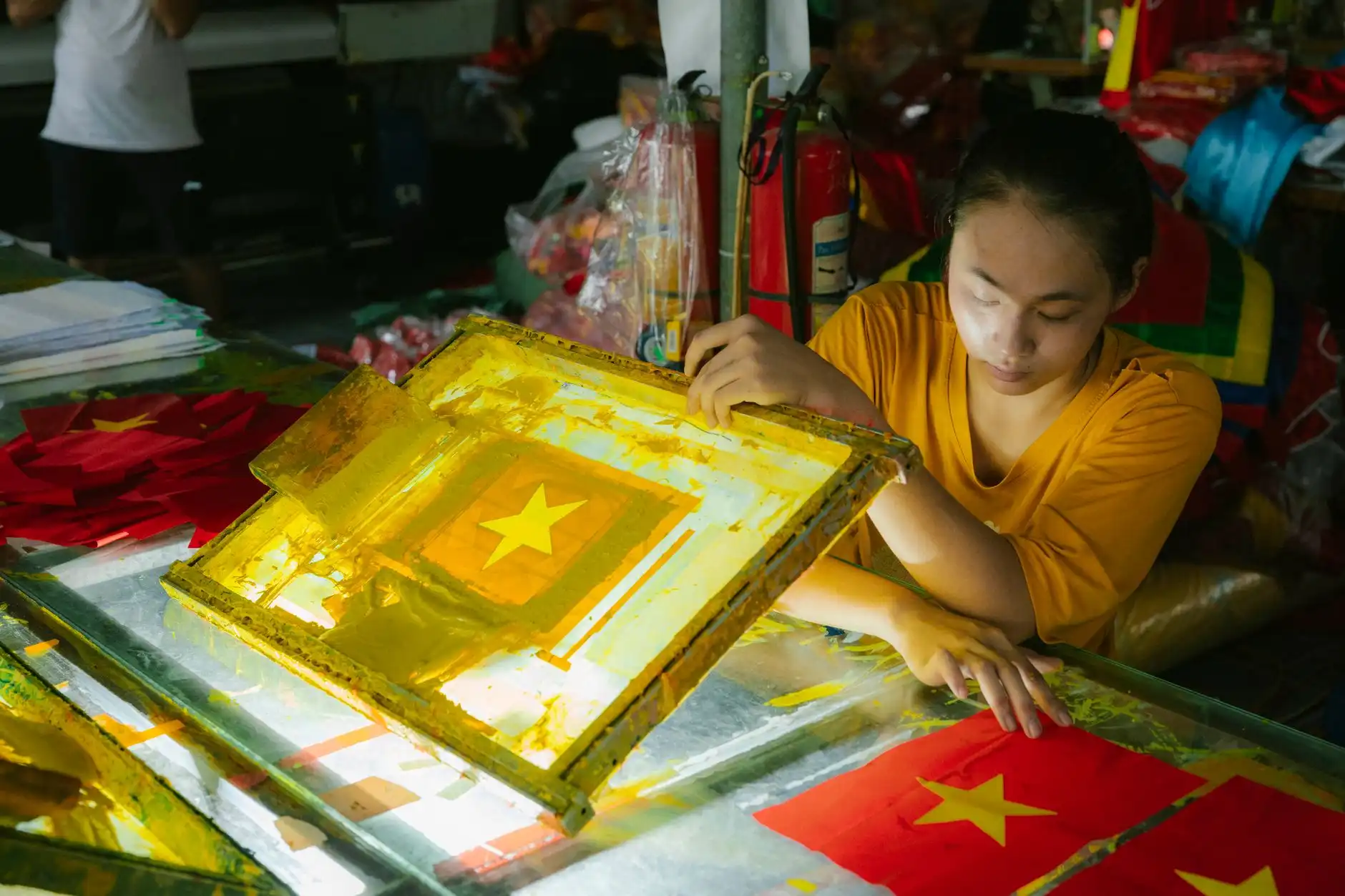 广告制作中喷绘写真与UV打印的工艺差异及适用场景对比