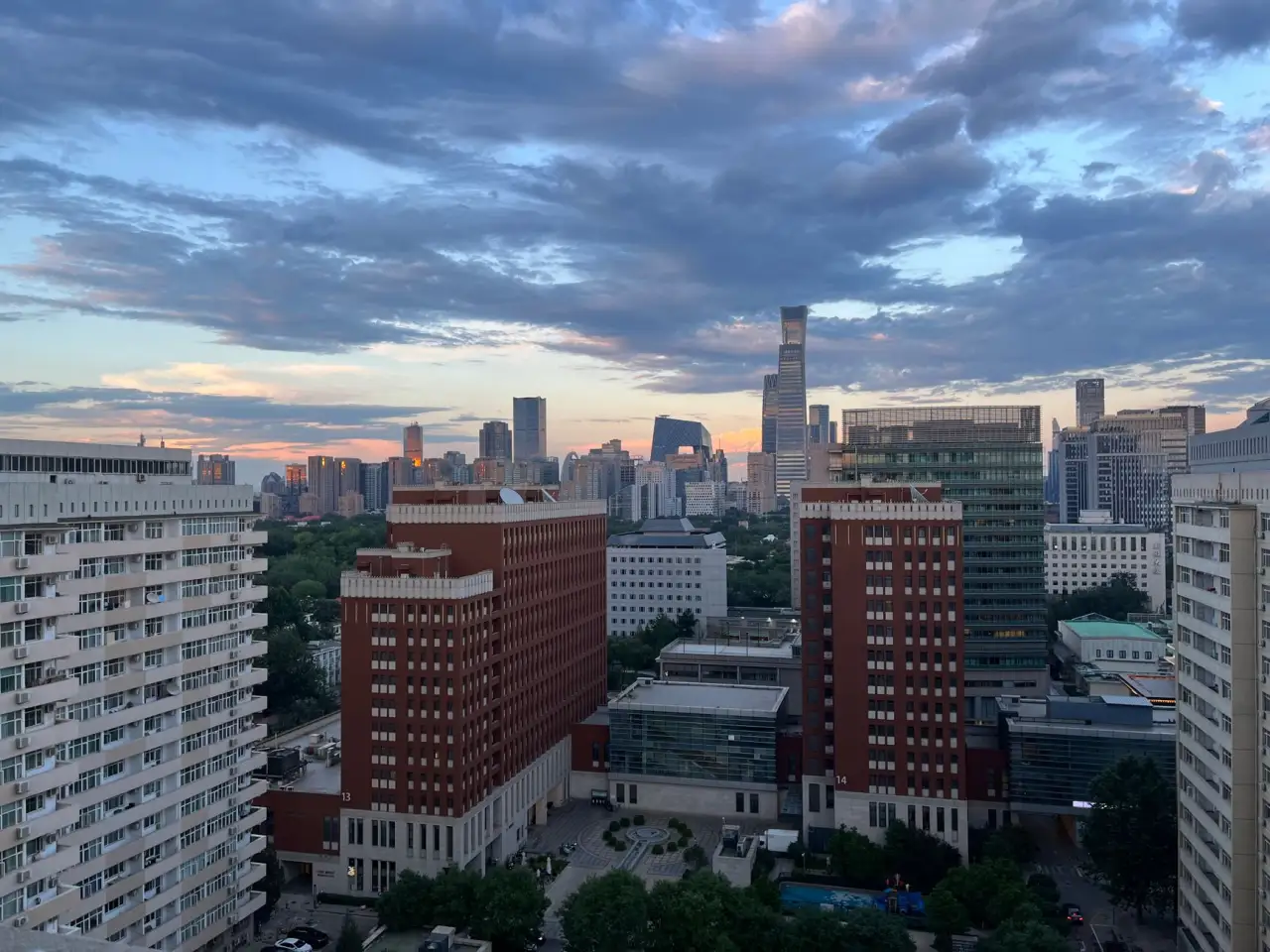 户外喷绘写真耐候性分析：通絮森传媒的选材与工艺方案