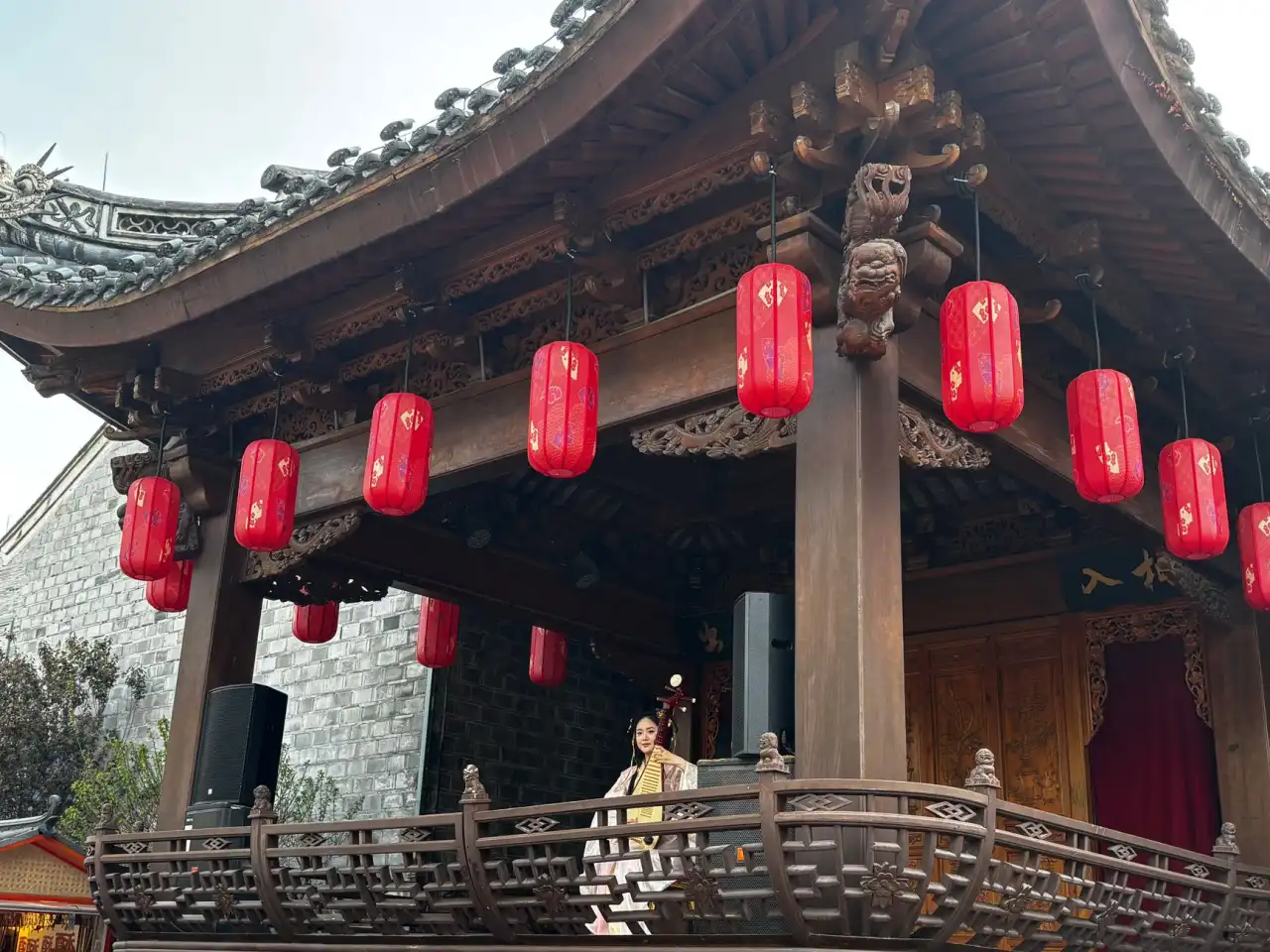 广告制作中喷绘写真与标识标牌的材料选择与工艺差异解析