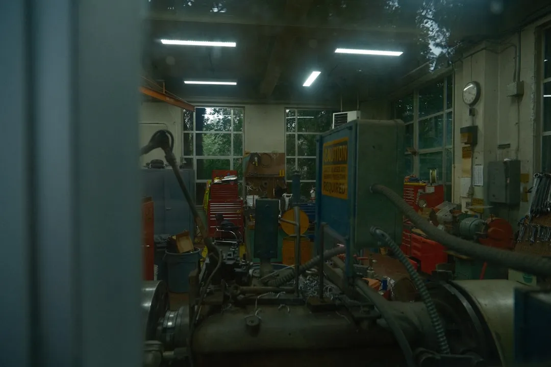 湖北广告制作市场喷绘写真与标识标牌工艺对比分析
