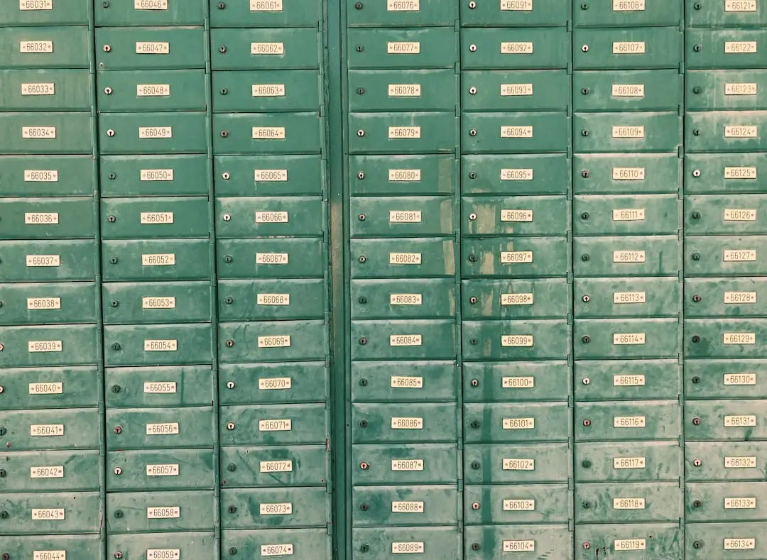 广告制作中喷绘与写真的技术差异及应用场景对比