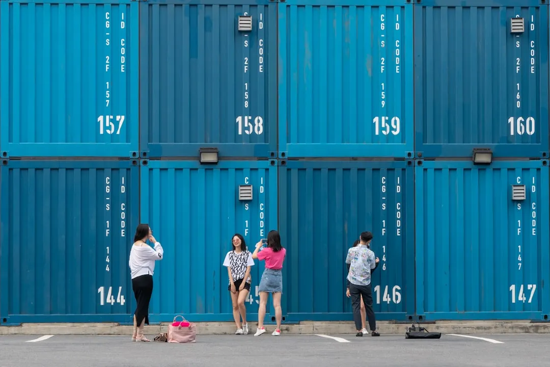 商业空间广告物料整体解决方案：喷绘写真与标识系统的协同设计思路