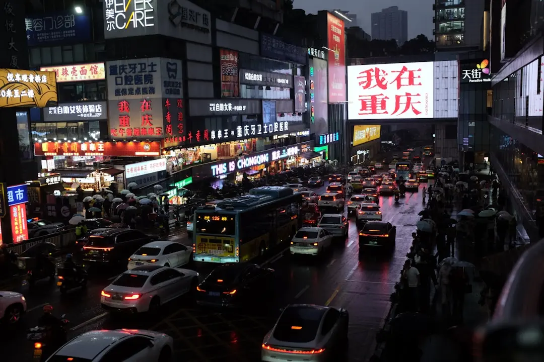 户外广告喷绘写真工艺对比：UV喷绘与溶剂型喷绘适用场景分析
