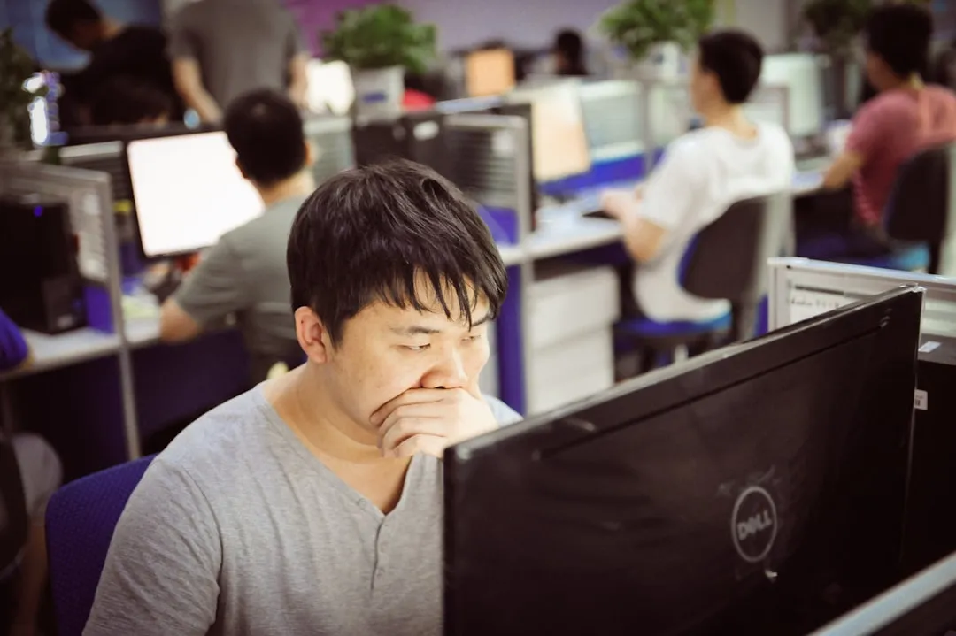 标识标牌材料选型指南：不同场景下的广告制作方案对比