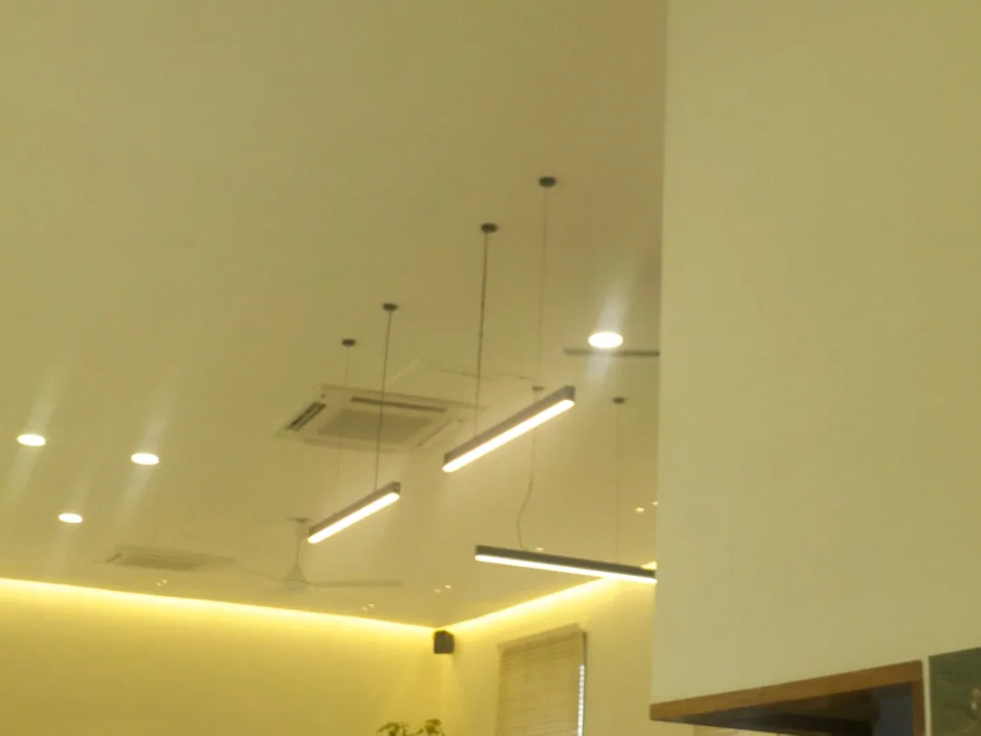 广告制作设备选型指南:喷绘写真与UV打印的适用场景对比