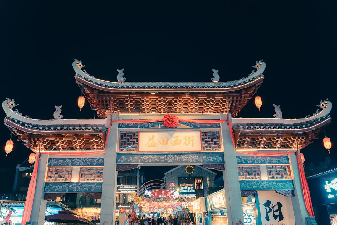 喷绘写真与UV打印技术对比：广告物料制作中的工艺选择与效果差异