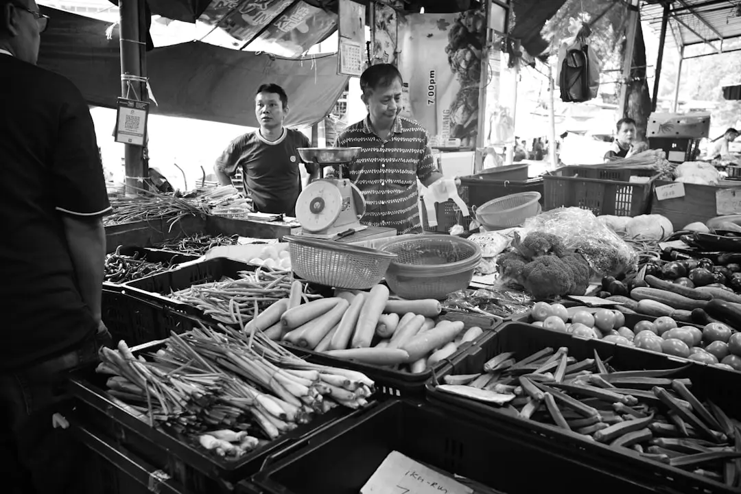 广告制作中喷绘与写真工艺对比及适用场景分析