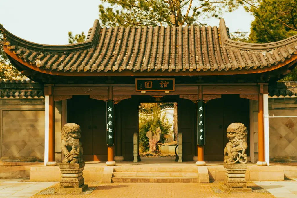 喷绘写真与标识标牌制作工艺差异解析：企业广告物料选型参考指南