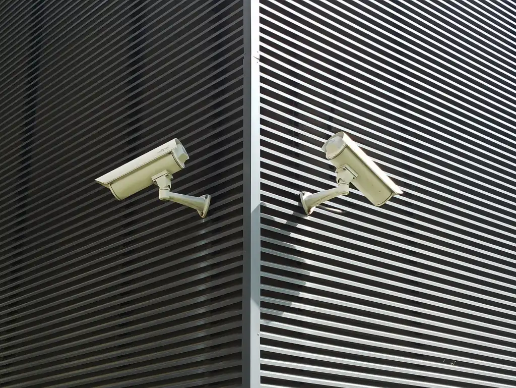 商业空间广告物料整体解决方案：喷绘写真与标识系统的协同设计思路