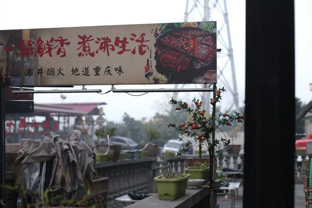 湖北广告制作选型指南:喷绘写真与标识标牌材质对比分析