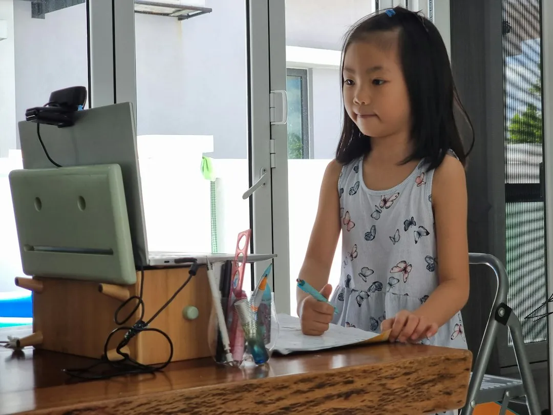 广告制作中喷绘写真材料如何选？常见材质性能对比与适用场景解析